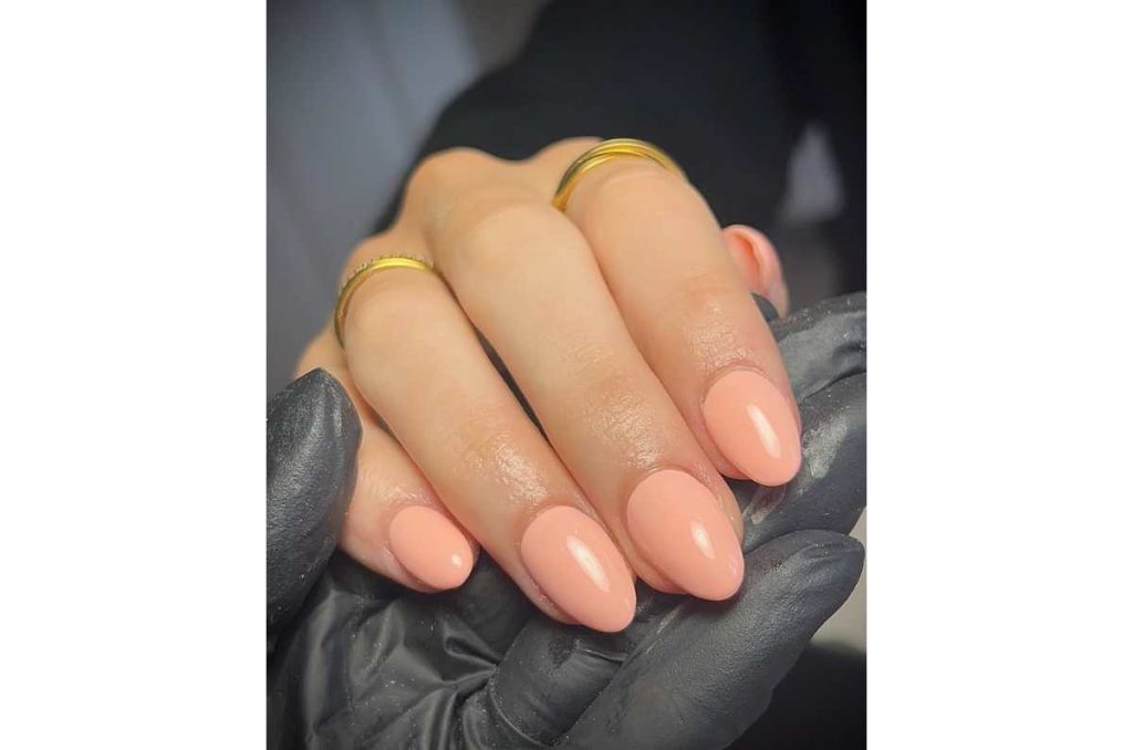 uñas durazno pálido