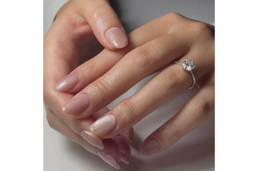 diseños de uñas neutrales con efecto velvet