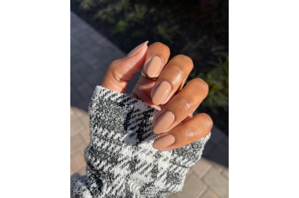 uñas nude mocha mousse