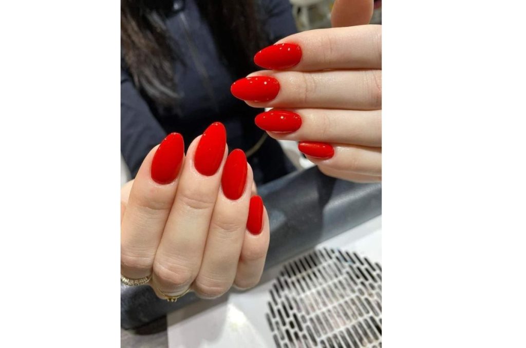 Uñas almendradas rojas para San Valentín 2025 0