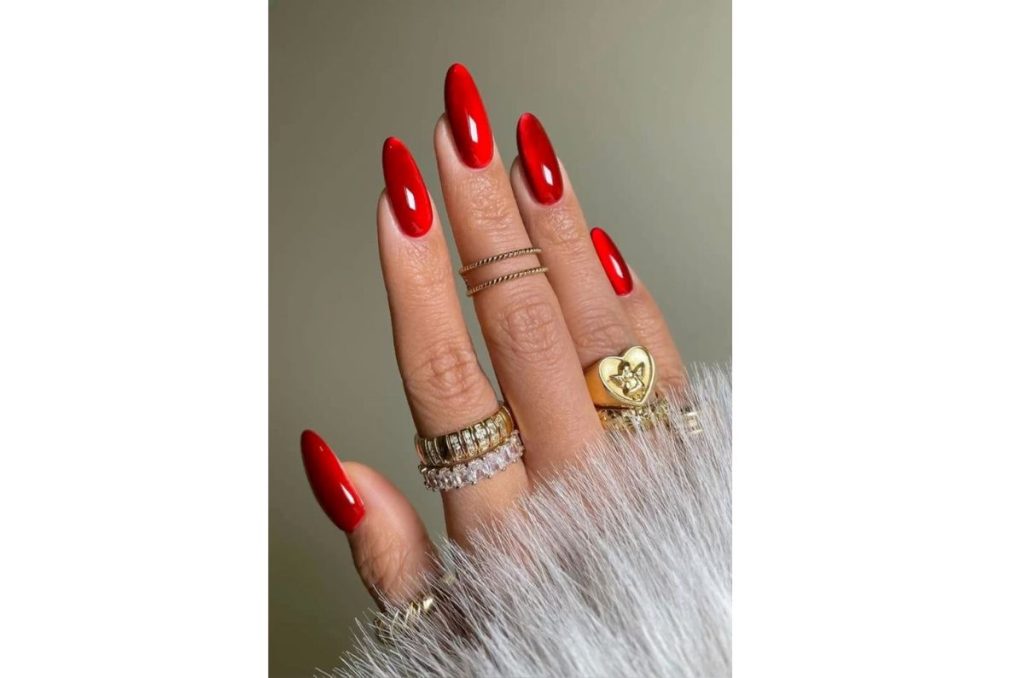 Uñas almendradas rojas para San Valentín 2025 2