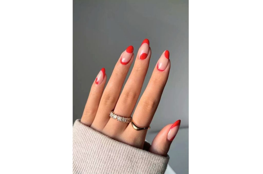 Uñas almendradas rojas para San Valentín 2025 3