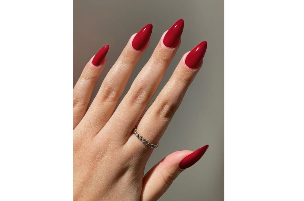 10 diseños de uñas rojas súper CREATIVOS para San Valentín 2025 0
