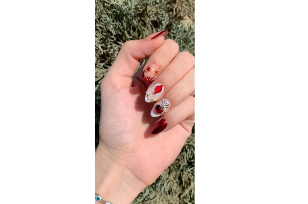 10 diseños de uñas rojas súper CREATIVOS para San Valentín 2025 4