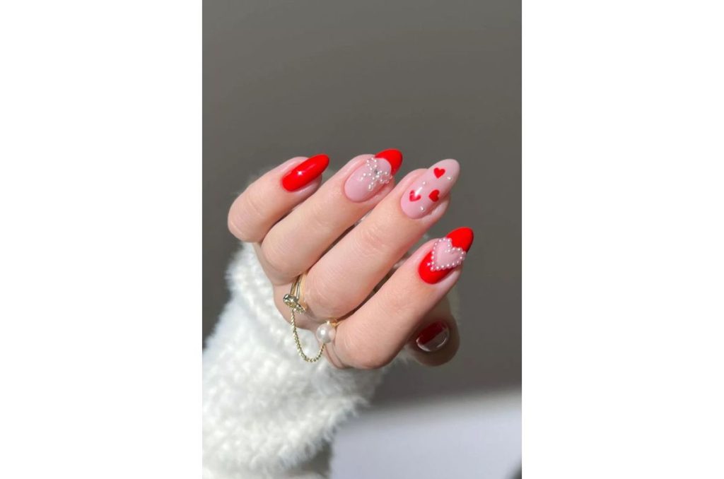 10 diseños de uñas rojas súper CREATIVOS para San Valentín 2025 7