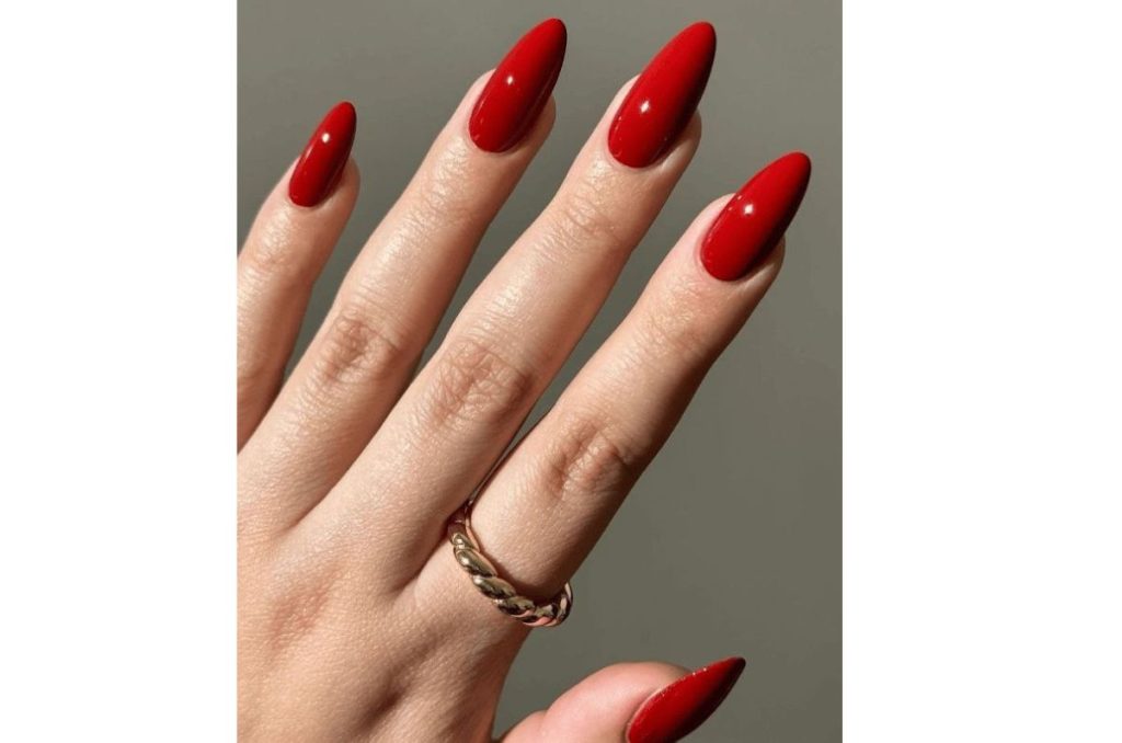 Uñas almendradas rojas para San Valentín 2025 9