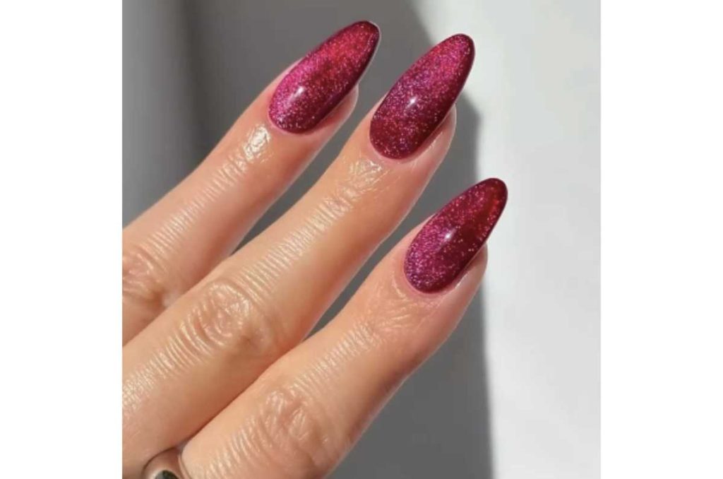 5 diseños de uñas velvet glass para verte elegante y en tendencia 4