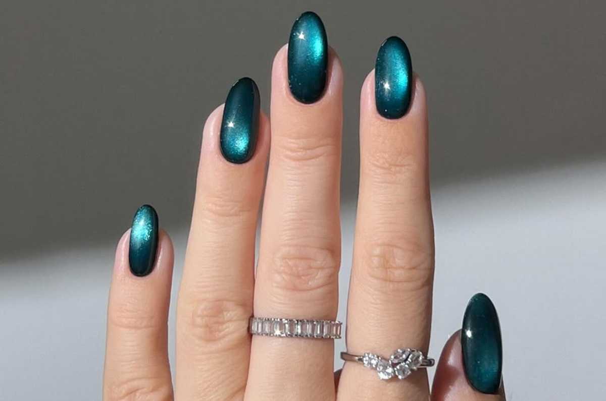 5 diseños de uñas velvet glass para verte elegante y en tendencia