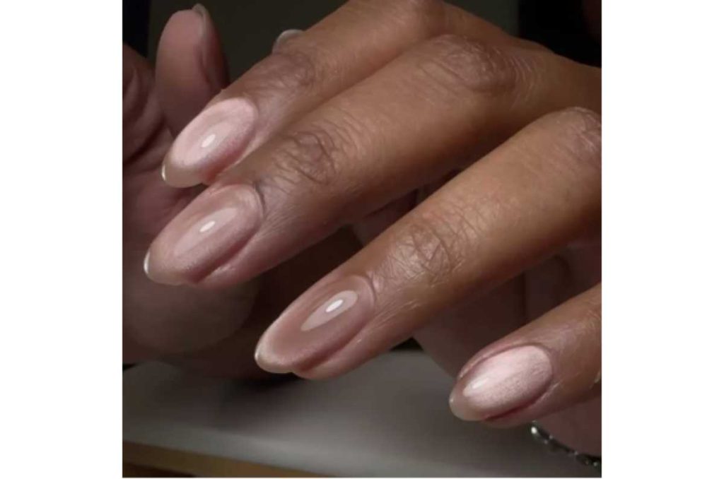 5 diseños de uñas velvet glass para verte elegante y en tendencia 1