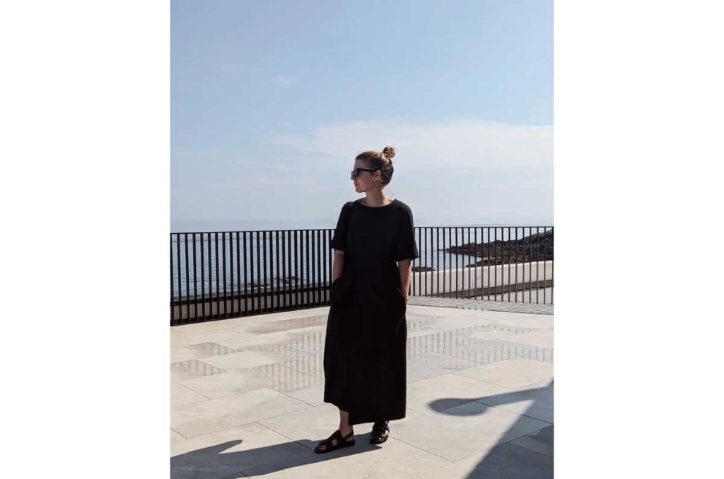 5 formas sencillas de lucir un vestido negro largo de manera elegante si tienes 30+ 1