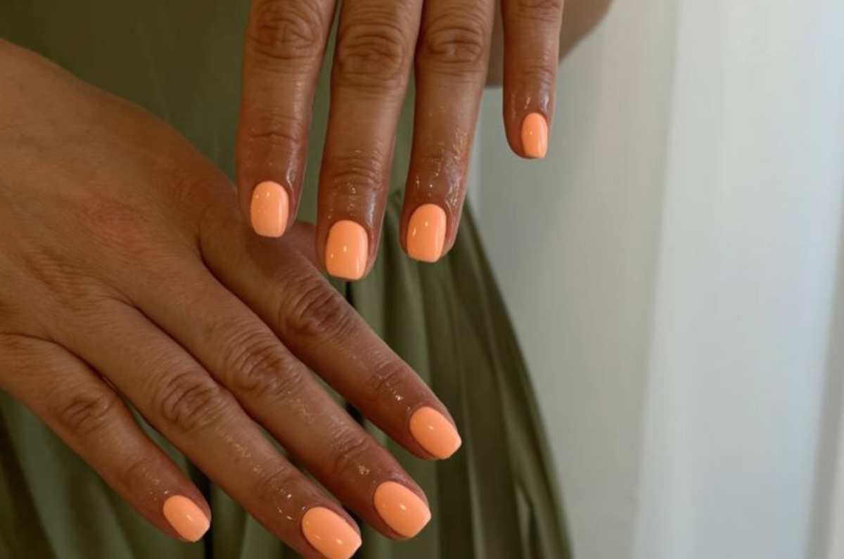 6 diseños de uñas «apricot», la tonalidad durazno para pieles morenas