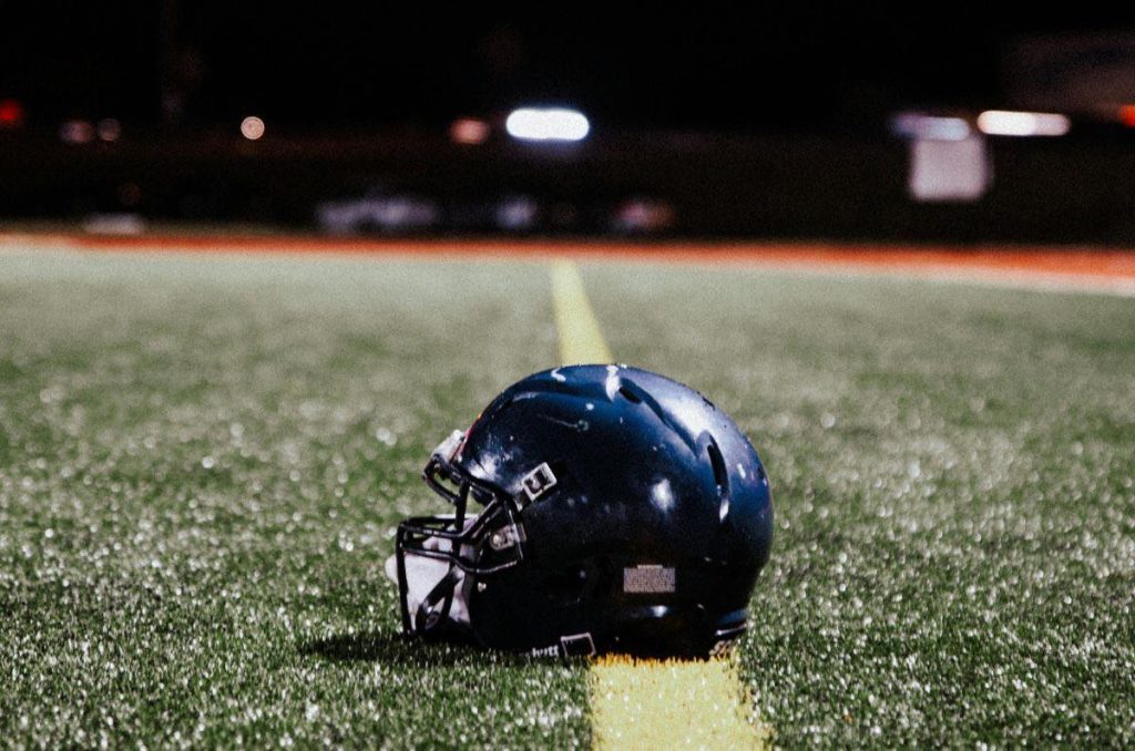 ¿Cuánto Gana un Jugador de la NFL? Análisis de los Contratos y Bonus en la Liga En la conversación sobre deportes de élite, la NFL se alza como una de las ligas con sueldos más elevados y contratos espectaculares. Gracias a un sistema de negocios bien estructurado y a multitudes de aficionados, los ingresos de los jugadores pueden alcanzar cifras millonarias cada temporada. Entre las inquietudes del público en México destacan preguntas como cuánto gana un jugador de la NFL, una liga seguida de cerca pese a la distancia geográfica. A la vez, los fanáticos combinan su pasión por el deporte con plataformas digitales diversas, incluidas aquellas de entretenimiento como Pin Up Aviator, un juego de apuestas con ambiente dinámico, que, sin ser parte de la NFL, refleja la globalización del ocio y la cultura deportiva. A fin de entender la magnitud del negocio, se requiere analizar la estructura salarial, los bonus que complementan los contratos y la evolución de las compensaciones a lo largo de las últimas décadas. No todos los puestos perciben idénticas sumas: mariscales de campo y jugadores de posiciones críticas pueden ganar mucho más que otros roles menos visibles. También influye la duración de la carrera, pues la NFL se caracteriza por su alto nivel de lesiones. 1. ¿Cuánto Gana un Jugador de la NFL? La NFL es reconocida por ser una competición multimillonaria, con ingresos televisivos que superan los miles de millones de dólares y patrocinadores de talla mundial. Este poder económico permea los contratos de los jugadores, aunque no de manera uniforme. Responder a la inquietud de cuánto gana un jugador de la NFL 2025 requiere considerar varios factores: Posición en el campo: Los mariscales de campo habitualmente encabezan los salarios, mientras otros roles no alcanzan cifras tan abultadas. Nivel de experiencia: Novatos, veteranos y estrellas viven realidades salariales distintas, conformadas por su trayectoria y reputación. Diferencias de mercado: Jugadores estrella negocian de forma más agresiva, pues cuentan con un peso mediático y deportivo insustituible. Según un reporte de ESPN, un novato con talento moderado puede percibir un sueldo base relativamente bajo de unos 50.000 dólares anuales, incrementado por bonus de firma o bonus por objetivos. Por otro lado, las grandes figuras disponen de contratos con sumas garantizadas que pueden llegar a los 30 o 40 millones de dólares anuales, sobre todo en la posición de quarterback. 2. Estructura de los Contratos en la NFL 2.1 Contratos de Novato y su Evolución Los acuerdos de novato están regidos por las normas establecidas en el convenio colectivo de la NFL (CBA). Al ser elegidos en el Draft, los jugadores no negocian abiertamente sus sueldos, sino que las rondas de selección definen tanto la duración como el salario base. Aun así, un jugador de primera ronda generalmente percibe un bonus de firma relevante y un sueldo que crece de manera escalonada año con año. Condiciones y Sueldos Iniciales: Un jugador tomado en el top 10 del Draft recibe un contrato millonario garantizado, mientras uno de rondas posteriores percibe cantidades más modestas. Diferencias con Veteranos: La flexibilidad para renegociar surge a partir del tercer o cuarto año, cuando el deportista puede exigir un nuevo trato si su rendimiento ha sido excelente. Estas restricciones buscan evitar la inflación desmedida de salarios de novatos, un problema común antes de la reforma de 2011, que ocasionaba disparidades entre los sueldos y la experiencia real. 2.2 Contratos de Veteranos y Estrellas Al hablar de cuánto gana un jugador de la NFL al año, en el caso de estrellas consolidadas, el número puede multiplicarse exponencialmente en su segundo o tercer gran acuerdo. Una figura del nivel de Patrick Mahomes, mariscal de campo de los Kansas City Chiefs, selló uno de los contratos más altos de la historia, con una cifra que roza los 50 millones de dólares anuales, sin contar bonus de rendimiento. Este tipo de jugador arrastra la atención de los medios y el seguimiento de millones, justificando la inversión del equipo. El impacto de la posición: Mariscales de campo: Las piezas más cotizadas, pues ejecutan la ofensiva y marcan las diferencias en el marcador. Receptores y alas defensivas (edge rushers): También han escalado en relevancia, sumando sueldos de élite. Línea ofensiva o defensiva: Aunque vitales, no suelen alcanzar picos salariales tan altos, salvo excepciones. 2.3 Contratos Garantizados Versus No Garantizados Uno de los aspectos que distinguen a la NFL de otras ligas, como la NBA, es el menor nivel de garantizado en los contratos. Una parte del sueldo está asegurado, pero el equipo puede cortar al jugador y evitar pagar el total si hay bajo rendimiento o lesiones: Contratos 100% Garantizados: Escasos, reservados a figuras de la liga con influencia muy grande. Acuerdos con Altos Bonus de Firma: Permiten asegurar al menos una fracción sustancial al jugador, aunque no se garantice todo el plazo. Ventajas y Desventajas: Para el equipo, reduce riesgos de absorber contratos improductivos. Para el jugador, genera incertidumbre, obligándolo a buscar condiciones de seguridad. 3. Bonos y Compensaciones Adicionales 3.1 Bonus por Firma El signing bonus o bonus de firma se erige como uno de los elementos más atractivos para el deportista. Suele pagarse en un primer momento, dividido en varios meses, y no está sujeto a rendimientos futuros. Los directivos usan esta herramienta para disminuir el impacto del salario en el tope (salary cap) y alentar al jugador a comprometerse a largo plazo. Ejemplos de altos bonos de firma: Jugadores franquicia que han recibido 15 a 20 millones de dólares de golpe. Casos específicos de mariscales que superan los 30 millones en bonus de firma, reflejando su valor incalculable en el campo. 3.2 Bonus de Rendimiento Para quien se pregunte “cuánto gana un jugador de la NFL por partido”, es clave saber que hay incentivos vinculados a variables deportivas, como: Número de sacks, recepciones o yardas: Habituales en alas defensivas, receptores y corredores. Repetir como titular un mínimo de encuentros: Los equipos premian la constancia y la disponibilidad del atleta. Clasificación a playoffs: Para motivar el compromiso colectivo de la plantilla. Estos bonus consolidan la relación rendimiento-beneficio, impulsando la competitividad interna. 3.3 Incentivos por Logros Personales y Colectivos La ambición de disputar un Super Bowl o conseguir distinciones individuales aporta un plus en los contratos. Muchos añadidos hablan de un extra si el jugador llega al Pro Bowl, All-Pro o es nombrado Jugador Más Valioso (MVP). De esa forma, se potencia el esmero del deportista para alcanzar hitos sobresalientes. Al mirar cuánto gana un jugador de la NFL en el super bowl, emergen bonus que pueden oscilar en cientos de miles de dólares para todos los integrantes del equipo ganador. Este enfoque beneficia tanto al atleta como a la franquicia, ya que el club comparte la gratificación de las victorias, y la imagen pública sube de nivel. Así, el marketing alrededor de la NFL perpetúa un ciclo virtuoso de fama y patrocinio. 4. Análisis de las Cifras Más Altas en la NFL 4.1 Los Contratos Más Grandes de la Historia En un panorama donde la NFL incrementa sus ingresos televisivos y patrocinios año a año, algunos acuerdos son realmente excepcionales. Jugadores como Patrick Mahomes, Aaron Rodgers o Dak Prescott firmaron compromisos que superan el promedio de 40 millones de dólares anuales. ¿Cómo se logran estos convenios tan cuantiosos? Posición de Mariscal de Campo: Primordial en la estrategia ofensiva, razón por la cual las franquicias pagan sumas gigantescas. Edad y Rendimiento: Una estrella joven con récords sobresalientes puede exigir un cheque sin precedentes. La fan base, a su vez, entiende que poseer un mariscal líder de calidad garantiza oportunidades de campeonatos, lo que justifica los desembolsos estratosféricos. 4.2 Comparación entre Jugadores de Distintas Posiciones No todas las posiciones comparten la misma remuneración. En la NFL, la brecha se percibe especialmente entre mariscales de campo y roles defensivos o de línea. A continuación, un esquema de ejemplo (cifras ilustrativas): Posición Salario Top (USD/año) Comentario Quarterback + 40-50 millones Eje ofensivo, ídolo mediático Receptor/Pass rusher 20-25 millones Alta demanda por su aporte Línea ofensiva 15-18 millones Papel fundamental, menos fama Corredor (RB) 10-14 millones Mercado saturado, riesgos altos Kicker/Punter 3-5 millones Contratos más modestos La escasez de talento en puestos clave repercute en los sueldos. Si aparece un mariscal sobresaliente, el club se esfuerza por atarlo con un acuerdo récord. Contrariamente, si existe una oferta abundante de jugadores en una posición, el poder de negociación disminuye. 5. ¿Qué Significa el Salario para la Carrera de un Jugador? 5.1 La Gestión Financiera Pese a las grandes cifras, la carrera profesional en NFL es corta, con un promedio de duración de 3-4 años. Esto obliga a muchos atletas a planificar su futuro: inversiones, ahorros y un estilo de vida acorde con la inestabilidad del sector. Cada temporada puede implicar lesiones y posible salida del equipo, y no hay garantías de nuevos contratos. Una administración prudente, con asesores y contadores expertos, ayuda a prolongar la estabilidad económica tras el retiro. 5.2 Desafíos a Largo Plazo La NFL conlleva riesgos de salud: conmociones cerebrales y lesiones de rodilla que pueden acortar drásticamente la actividad. Un contrato robusto ofrece un colchón ante la adversidad, pero no previene el final abrupto de la carrera. Por ello, algunos deportistas se esfuerzan en forjar una marca personal, fundar empresas o involucrarse en actividades comunitarias que deriven en imagen positiva y fuentes de ingresos alternativas. 5.3 Importancia de Contratos a Corto Plazo En un deporte tan cambiante, algunos jugadores prefieren convenios de duración intermedia que les permitan renegociar cuando el mercado de su posición se recalienta. Así, maximizan ganancias en varios ciclos, aprovechando la inflación de salarios que cada año es mayor, a tono con los contratos televisivos y la economía de la liga. Dicho enfoque encierra riesgos, ya que un bajón de rendimiento o una lesión podría truncar la opción de pactar a mejor precio. 6. Impacto de los Contratos y Bonus en el Equipo y la Liga 6.1 Efecto en el Límite Salarial La NFL impone un tope salarial a las franquicias, que determina cuánto pueden gastar en plantilla por temporada. Los contratos mastodónticos destinan un porcentaje elevado del tope a unas pocas estrellas, obligando a decisiones que afectan la profundidad del resto del equipo. De esta manera, se busca un balance entre la competitividad global y la posibilidad de retener talentos clave, sin que un solo club monopolice a todos los deportistas de élite. 6.2 Equilibrio para Mantener la Competitividad Si un equipo invierte demasiado en uno o dos jugadores, quedan pocos recursos para cubrir otras posiciones. Esto repercute en la defensa, la línea ofensiva o los equipos especiales. De tal forma, los directivos deben armonizar la compensación de las estrellas con el reclutamiento de calidad en múltiples roles. Cuando se logra el equilibrio, se forja una plantilla capaz de aspirar al éxito a largo plazo. 6.3 Referencia para Nuevos Acuerdos Cada mega-contrato sienta precedentes para la siguiente renovación. Un mariscal que supere los 50 millones anuales estimula a otro de nivel cercano a pedir una cifra similar. Este efecto cascada incrementa de manera gradual los salarios en la liga, beneficiando a jugadores pero complicando la planeación de las franquicias. Conclusión Responder a la pregunta cuánto gana un jugador de la NFL implica un viaje a la lógica de acuerdos millonarios y bonus que definen el rumbo de la liga. Entre salarios base, incentivos por rendimiento y sumas garantizadas, cada posición vive una realidad distinta
