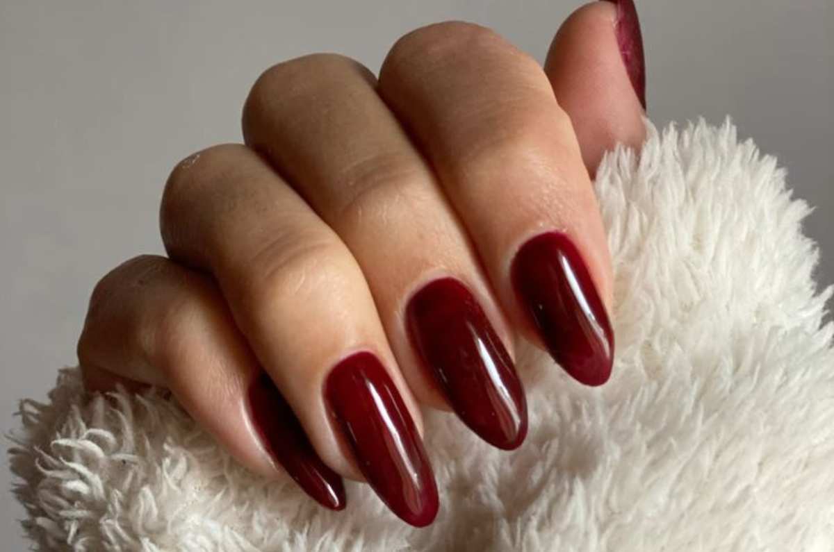 6 uñas almendradas en color vino; la tonalidad fría ideal para lucir en primavera