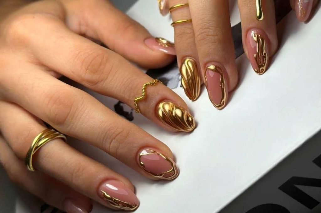 Diseños de uñas doradas con relieve