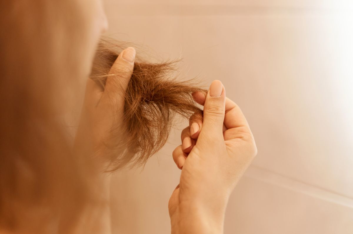 Estos son los 8 errores que están arruinando tu pelo (y no lo sabes)