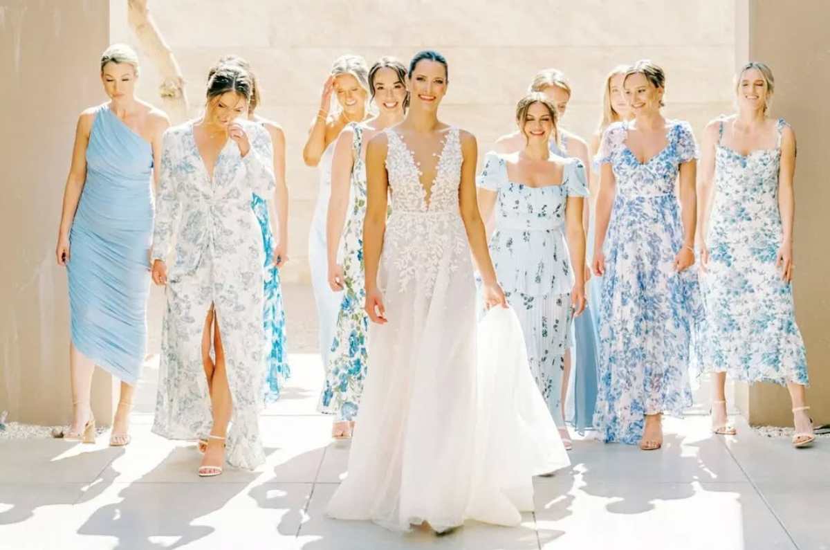 5 looks con vestidos de flores para lucir arreglada en una boda en jardín