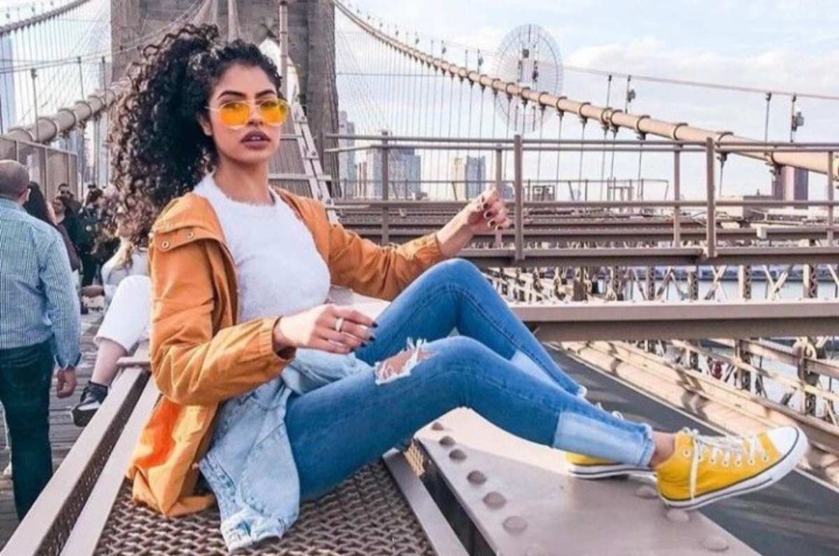 5 outfits con tenis amarillos, el color más llamativo del 2025