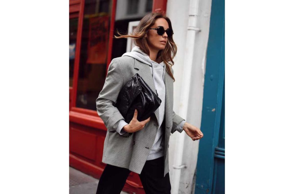Cómo usar sudadera con blazer para la oficina