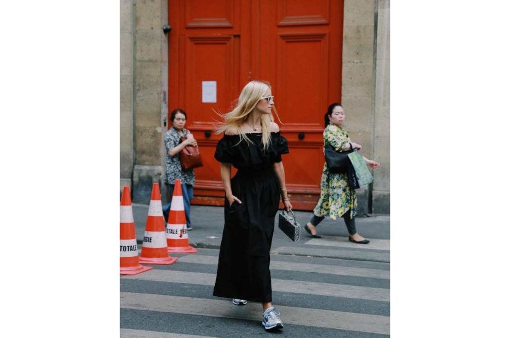 Outfit con vestido midi y tenis metalizados