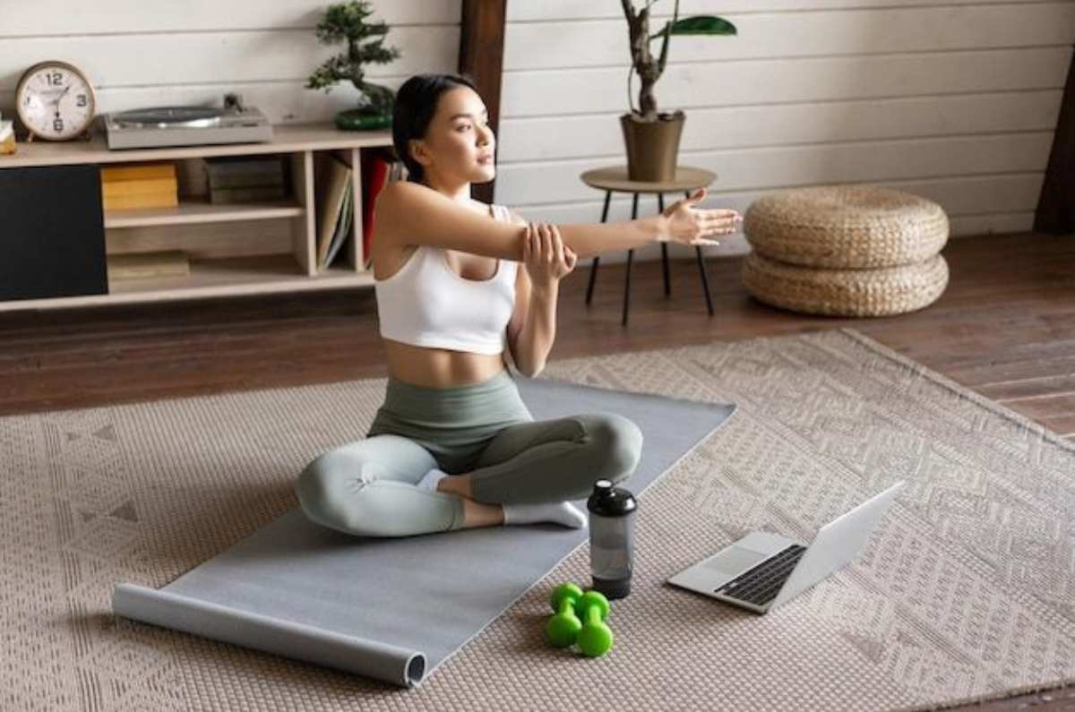 Step aeróbicos, los ejercicios en casa de los años 80s para estar FIT este 2025