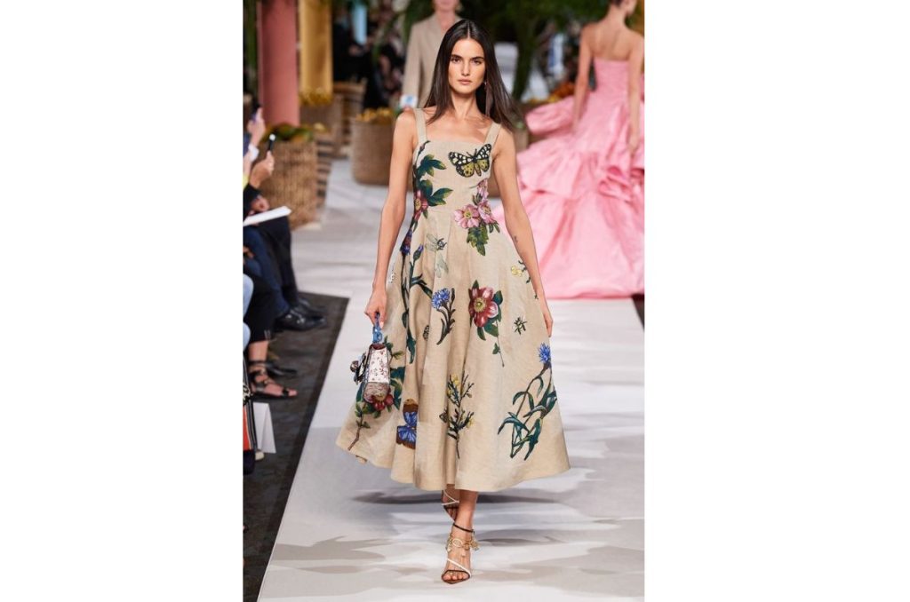 Vestidos en tendencia primavera verano 2025 para lucir ARREGLADA en la oficina 4