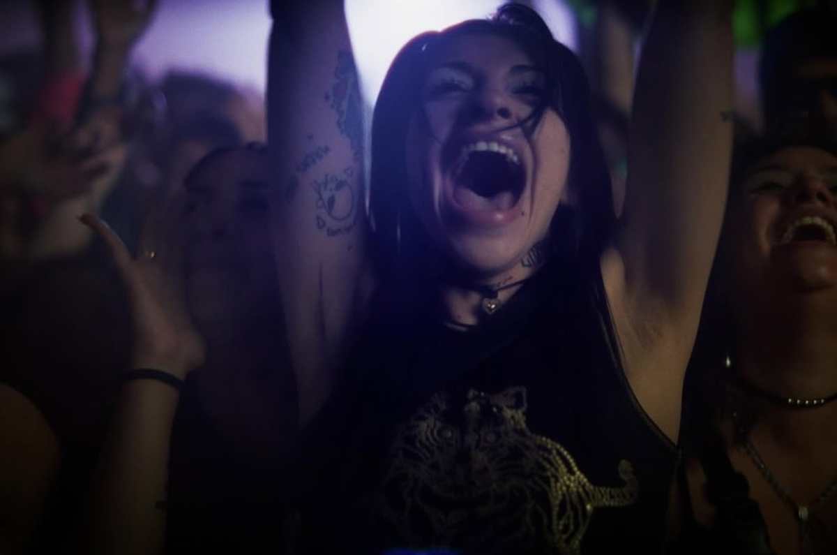 ¿Ángela Aguilar está oculta en el nuevo video de Cazzu? VIDEO
