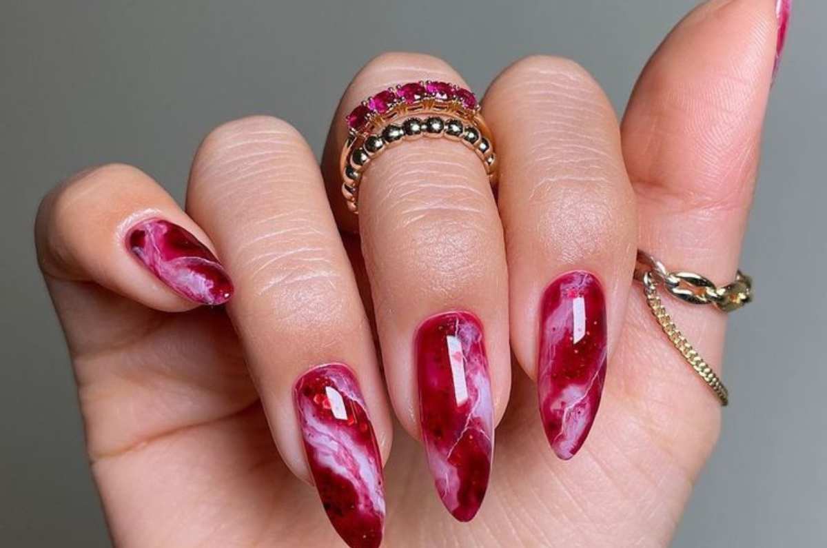 5 diseños de uñas con efecto mármol, el mani arquitectónico más chic de la temporada