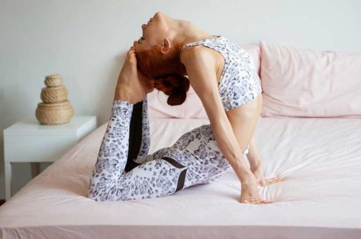 “Tower Pilates”, la rutina de ejercicios que tonifica tu abdomen desde la comodidad de tu cama