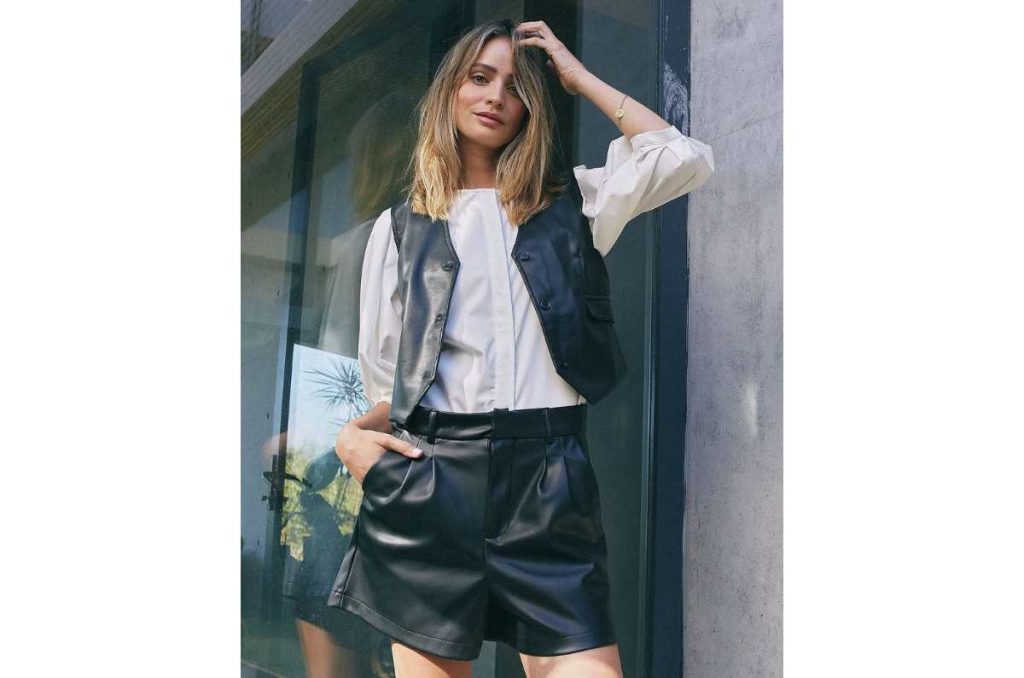 como combinar chaleco negro mujer con camisa blanca