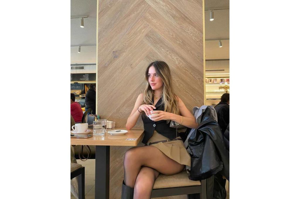 como combinar chaleco negro mujer con mini falda