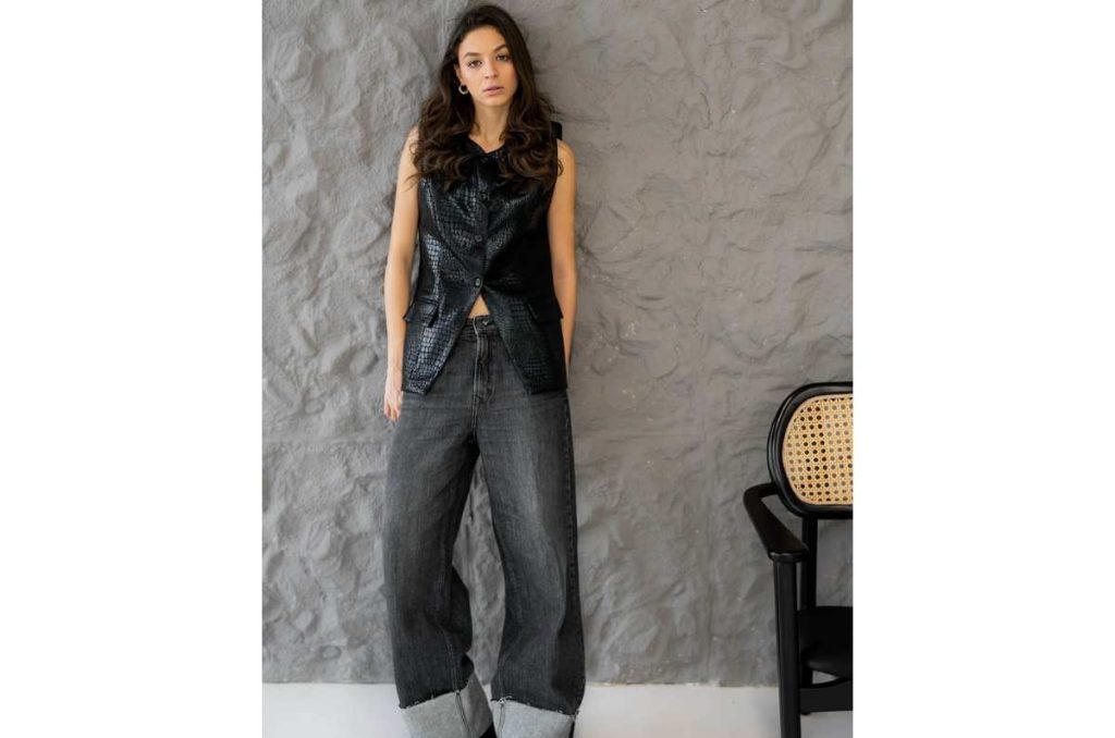 como combinar chaleco negro mujer con pantalones de pierna ancha