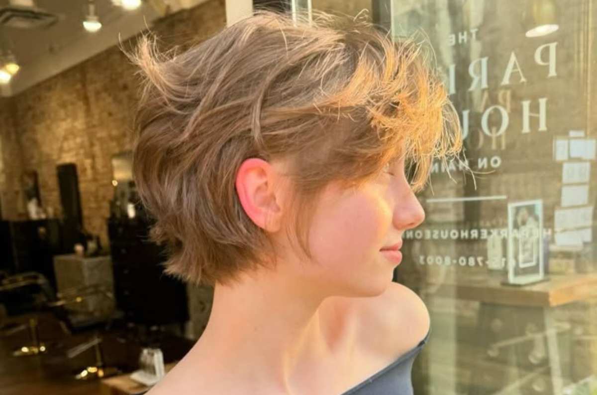“Bixie cut”, el corte de cabello de los 90s que adelgaza tu rostro