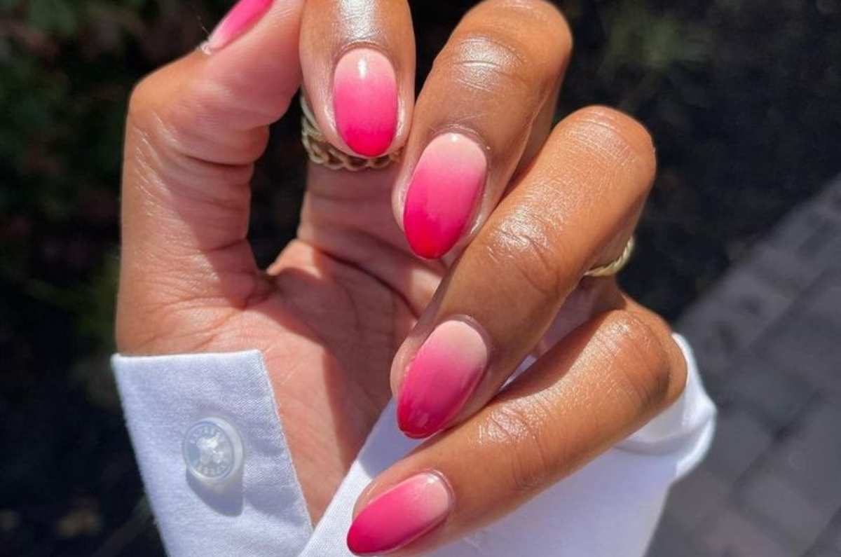 Diseños de uñas «Blush efect», la manicura más HERMOSA del 2025