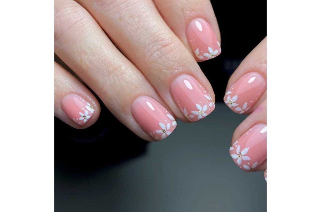 Diseños de uñas con flores aesthetic para recibir la primavera 0