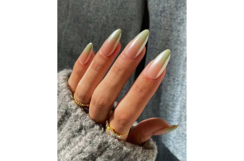 diseños de uñas degradadas con mani francés