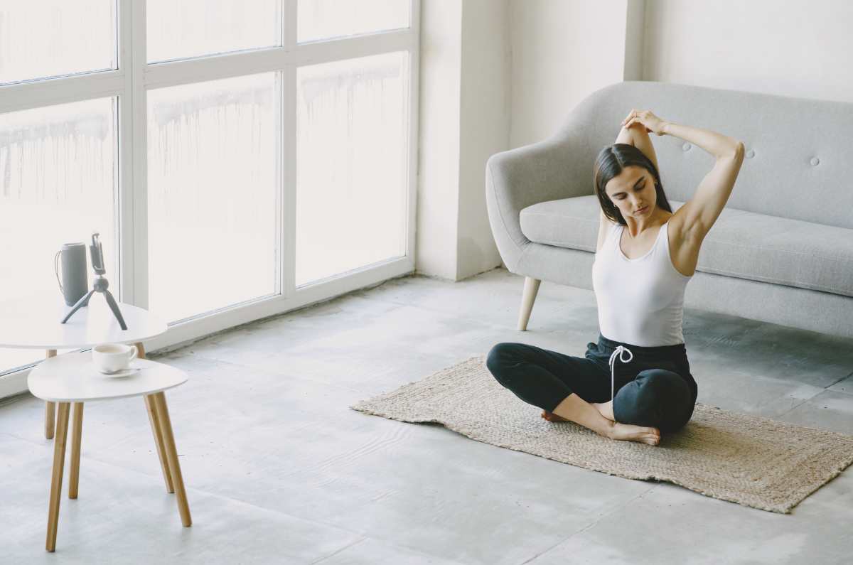 7 ejercicios perfectos para bajar de peso que se pueden realizar en casa SIN equipamiento