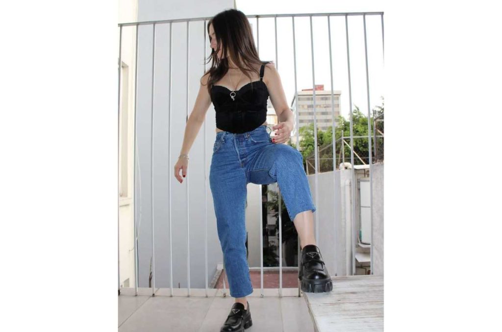Outfit con mom jeans de Nashla Aguilar