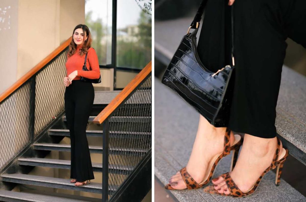 Outfit con pantalones acampanados y tacones.