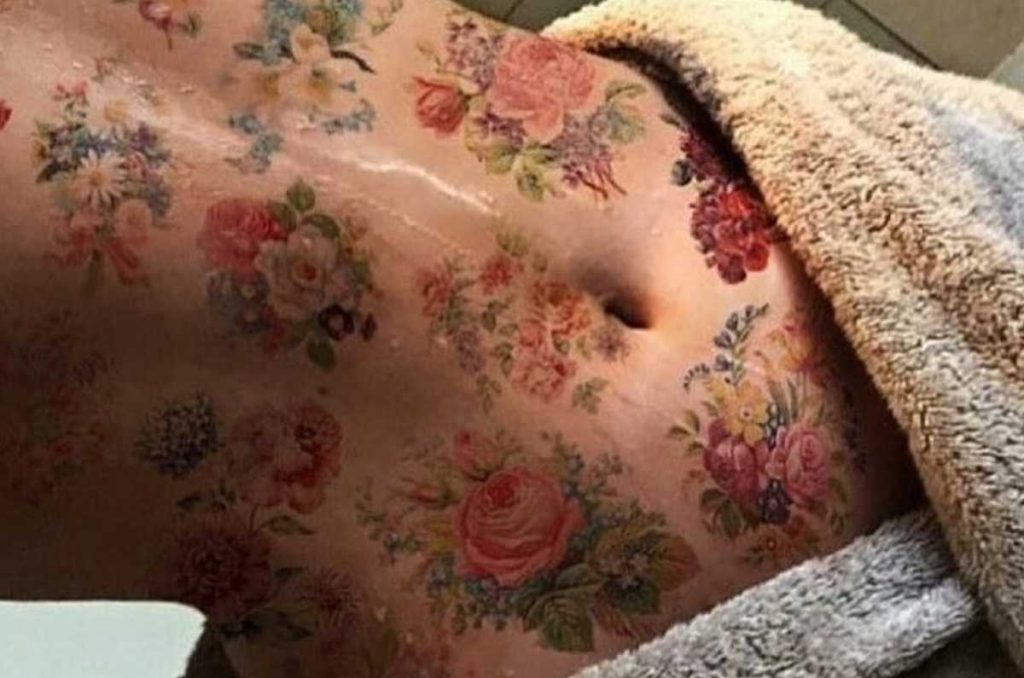 ideas de tatuajes sexis para mujeres en la pelvis