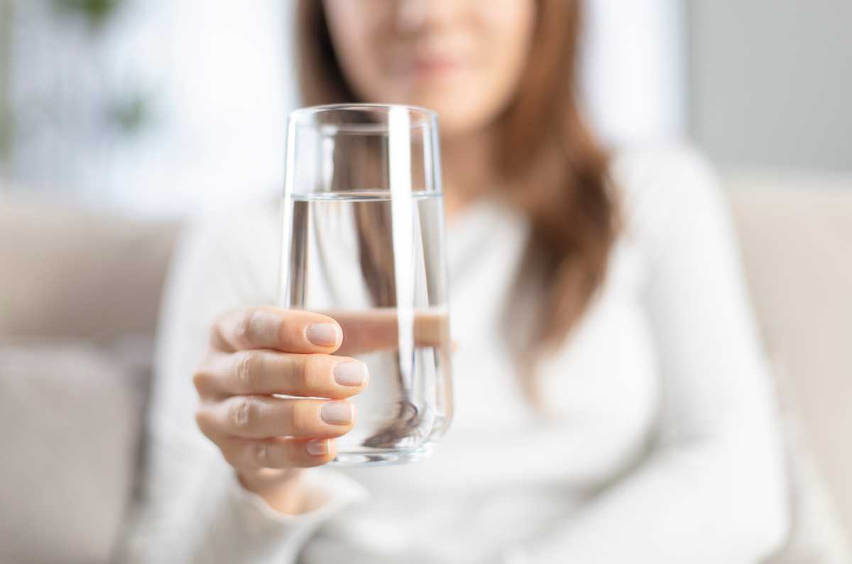 Esta es la forma correcta de tomar agua en ayunas