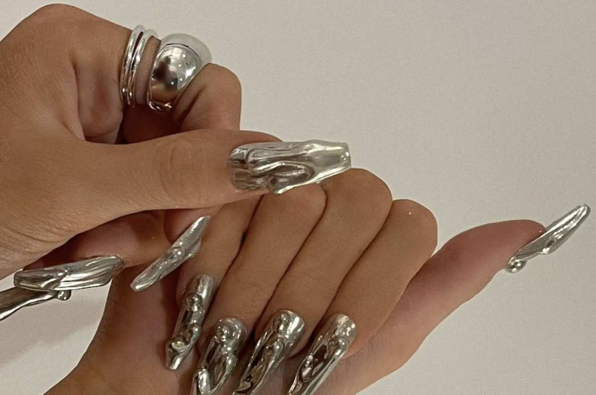 5 uñas almendradas metálicas, la manicura electrizante del 2025