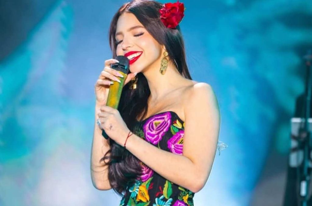 Ángela Aguilar cabello lacio