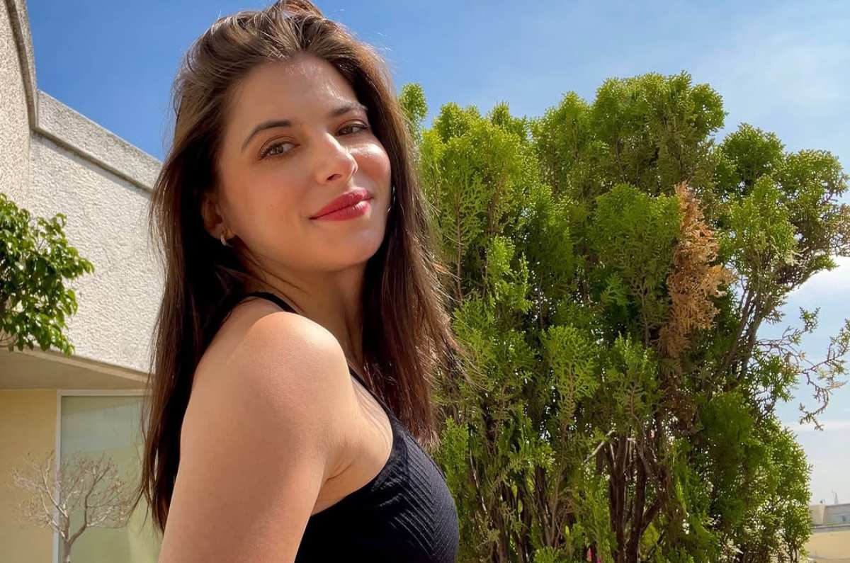 Daniela Aedo nos muestra el look con vestido floreado y tenis más fresco y lindo para primavera