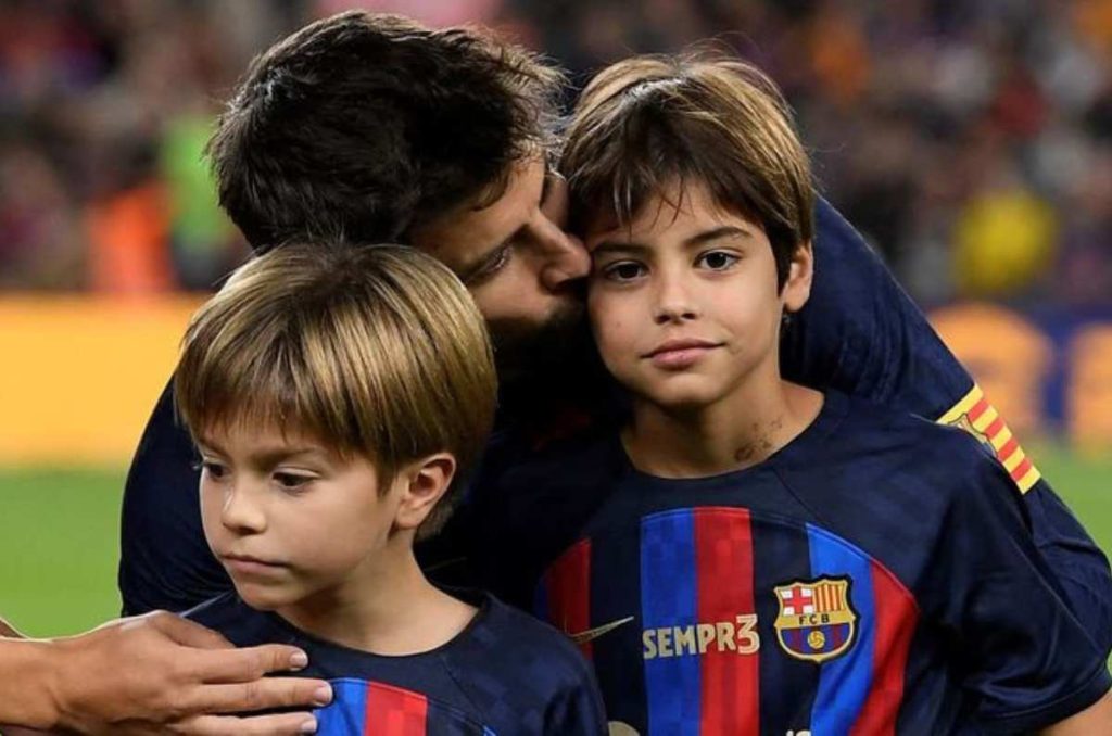 Ella es la hermosa pelirroja con la que captaron a Piqué tomando helado 1