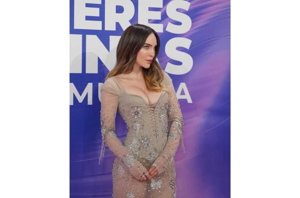 Belinda con vestido transparente premio evolución