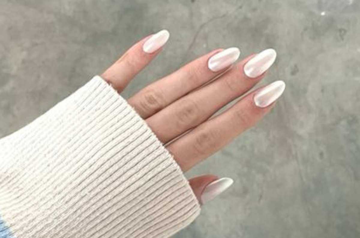 Uñas almendradas blanco aperlado, el tono elegante para mujeres elegantes en verano