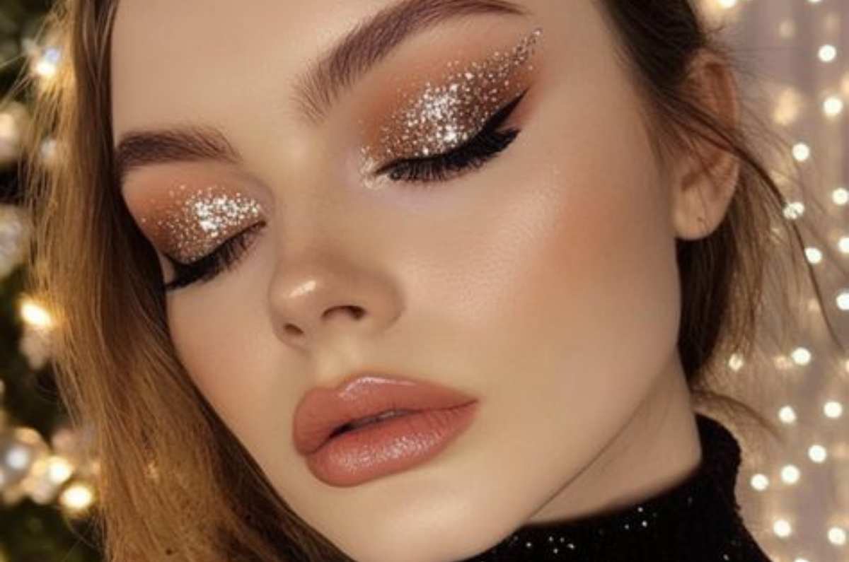 5 maquillajes frescos con glitter, el look de ojos para lucir en la playa