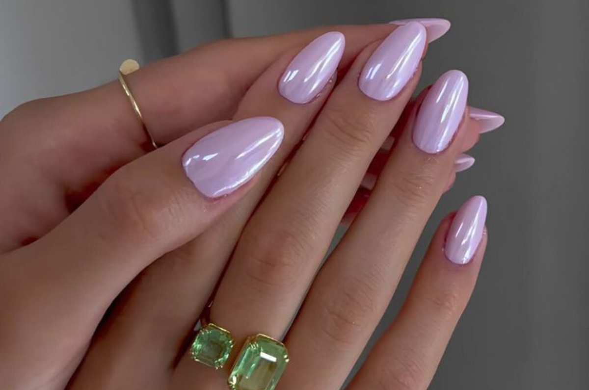 Uñas almendradas con efecto chrome ideales para el verano