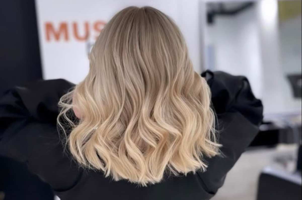“Sandy blonde”, el rubio para morenas en tendencia este verano 2025