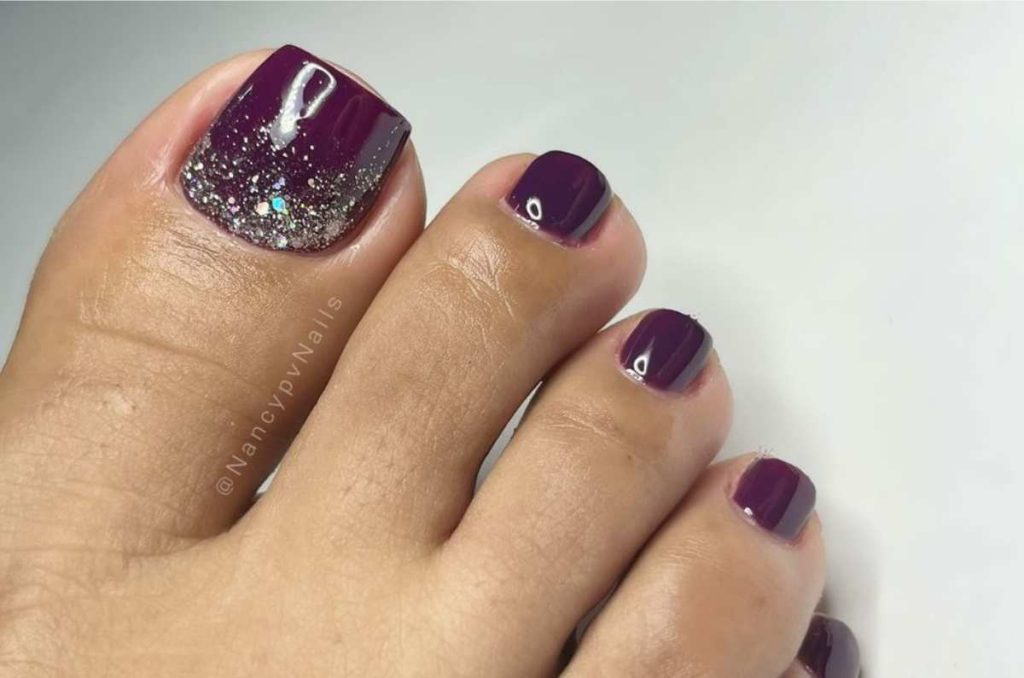 diseños de uñas para pies en tonos oscuros